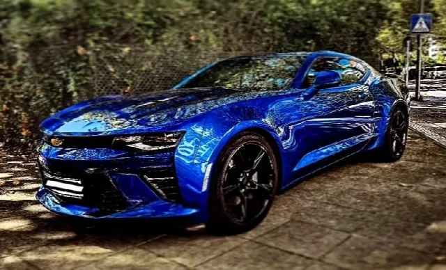 Blauer Chevrolet Camaro am Straßenrand