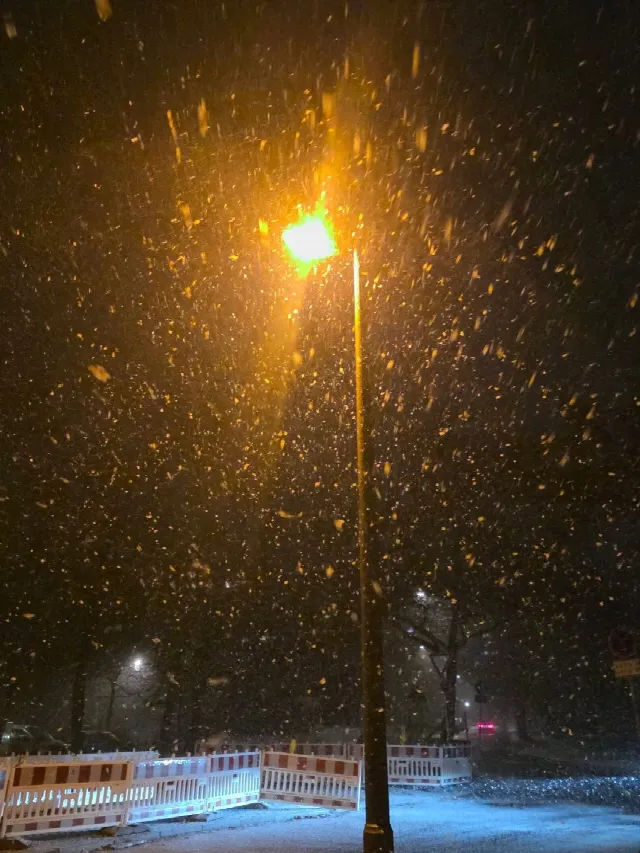 Schnee Baustelle Straße Straßenlampe